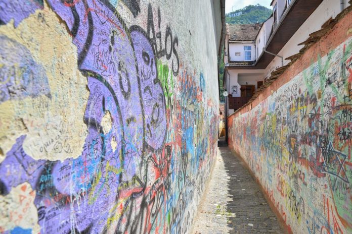 Primăria Brașov începe reabilitarea fațadelor de pe Strada Sforii. Proprietarii au semnat un acord de principiu