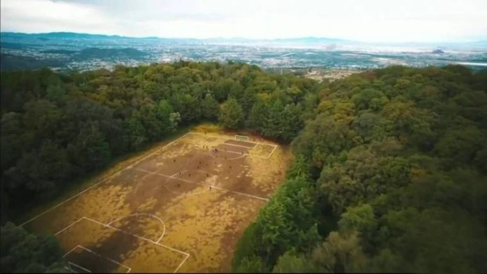„Terenul Zeilor” din Mexic: terenul de fotbal unic aflat în craterul unui vulcan stins
