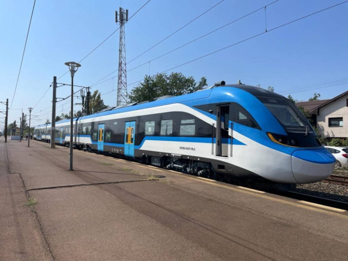 Un tren fabricat în China se pregătește să intre în circulație pe Valea Prahovei