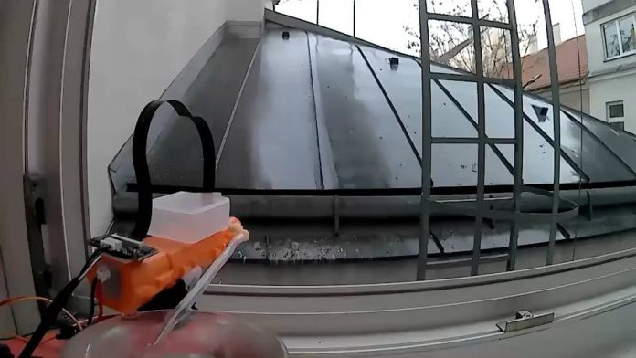 Turelă cu pistol cu apă și inteligență artificială pentru alungarea porumbeilor