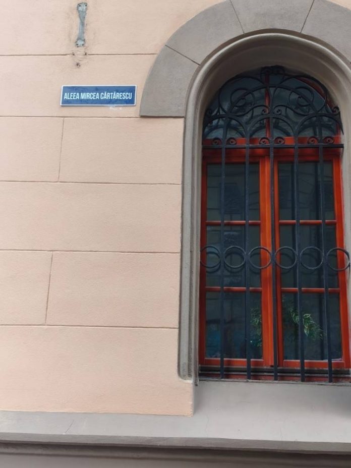 În Brașov a apărut „Aleea Mircea Cărtărescu”, fără aprobarea autorităților