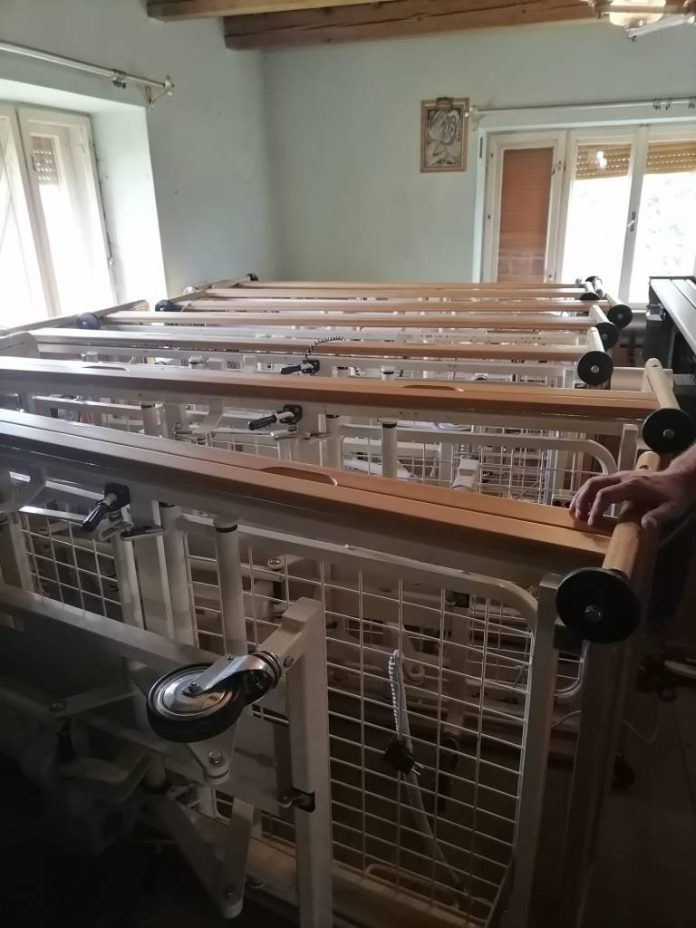 Căminul de Bătrâni „Dr. Teofil Mija” din Săcele primește 10 paturi electrice printr-un parteneriat între AFMC Christiana Brașov și Parohia Hălmeag