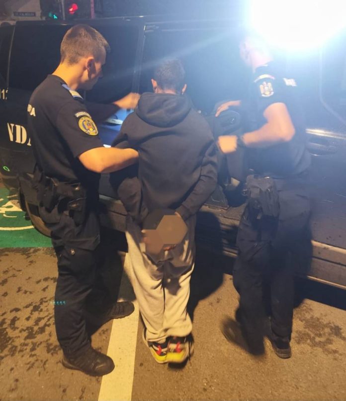 A încercat să fugă la vederea jandarmilor, dar a fost prins. Era căutat pentru executarea unei pedepse