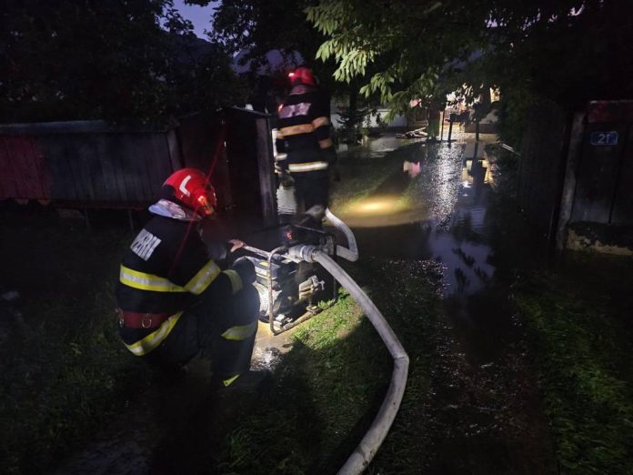 Bilanțul furtunilor din ultimele 24 de ore: 20 de județe afectate. Ambulanță blocată de inundații la Brașov