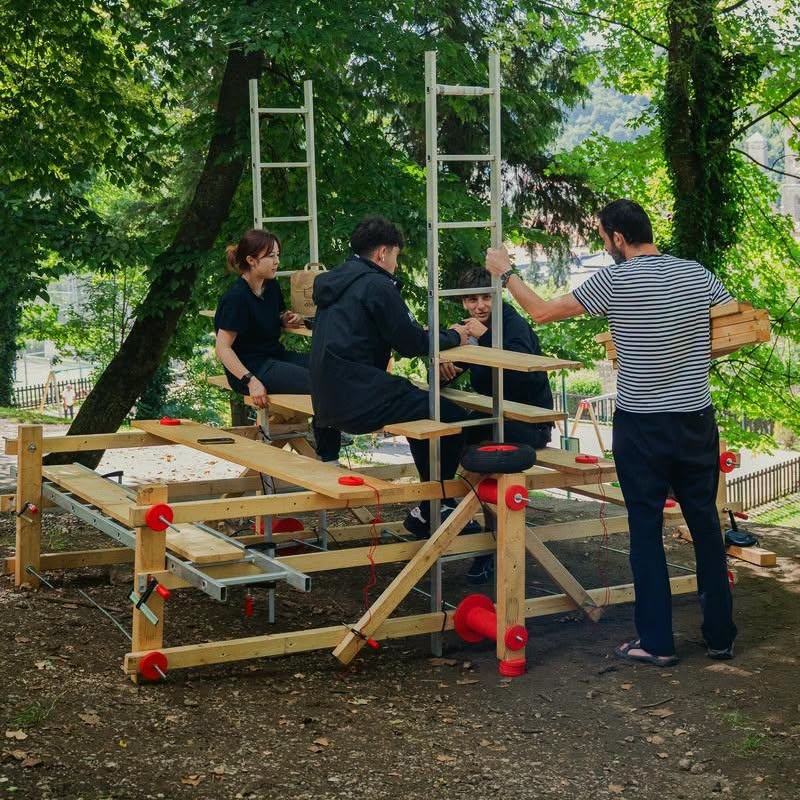 Liceenii din Brașov au creat patru prototipuri de mobilier urban în cadrul școlii de vară „Orașul ca Sală de Clasă”