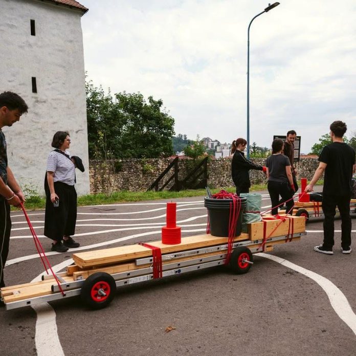 Liceenii din Brașov au creat patru prototipuri de mobilier urban în cadrul școlii de vară „Orașul ca Sală de Clasă”