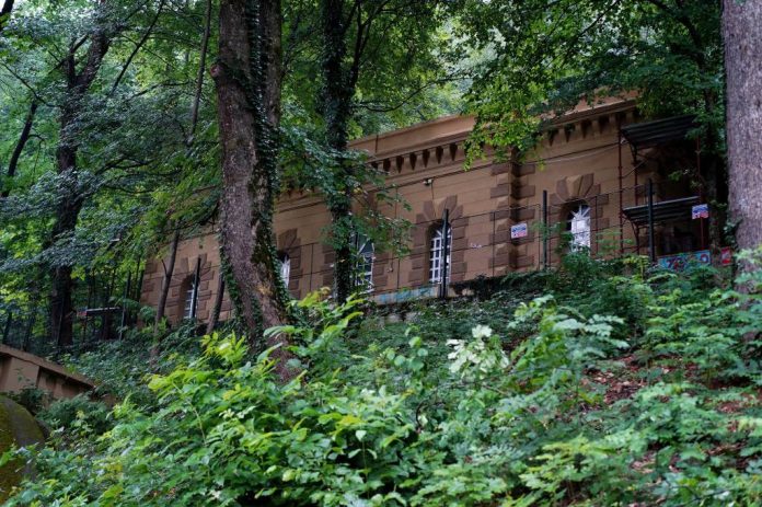 Clădirea istorică de deasupra Apeductului, de pe Aleea de sub Tâmpa, a fost restaurată