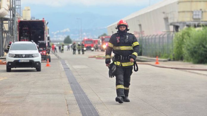 Incendiul de la fabrica Kronospan din Brașov a fost lichidat. ISU menține echipaje pentru supraveghere