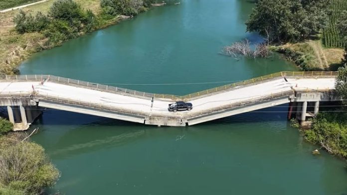 Podul din Grecia care s-a prăbușit în urmă cu doi ani, dar este traversat zilnic de șoferi