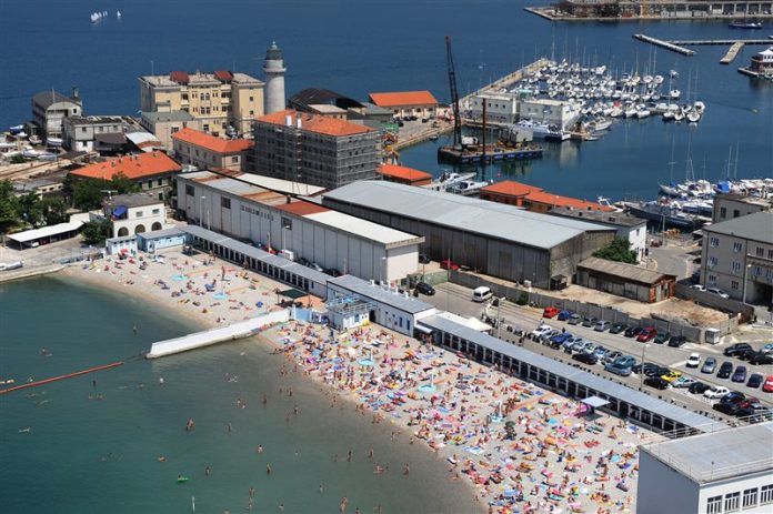 O tradiție de peste 120 de ani: Ultima plajă unde bărbații și femeile sunt despărțiți de un zid de beton