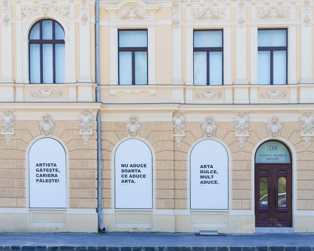 Proverbe românești, zicale și pilde consacrate, reinterpretate de grupul Aproximativ 28, în noua expoziție Window Art a Muzeului de Artă Brașov