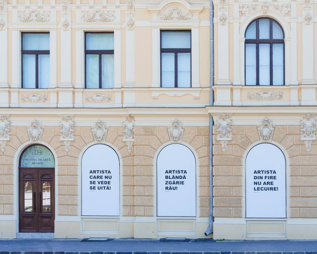 Proverbe românești, zicale și pilde consacrate, reinterpretate de grupul Aproximativ 28, în noua expoziție Window Art a Muzeului de Artă Brașov