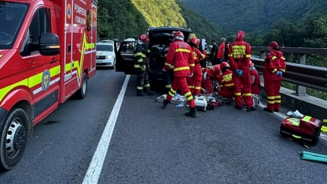 UPDATE. Un bolovan desprins de pe versant a provocat un accident grav pe DN7: Un bărbat a murit