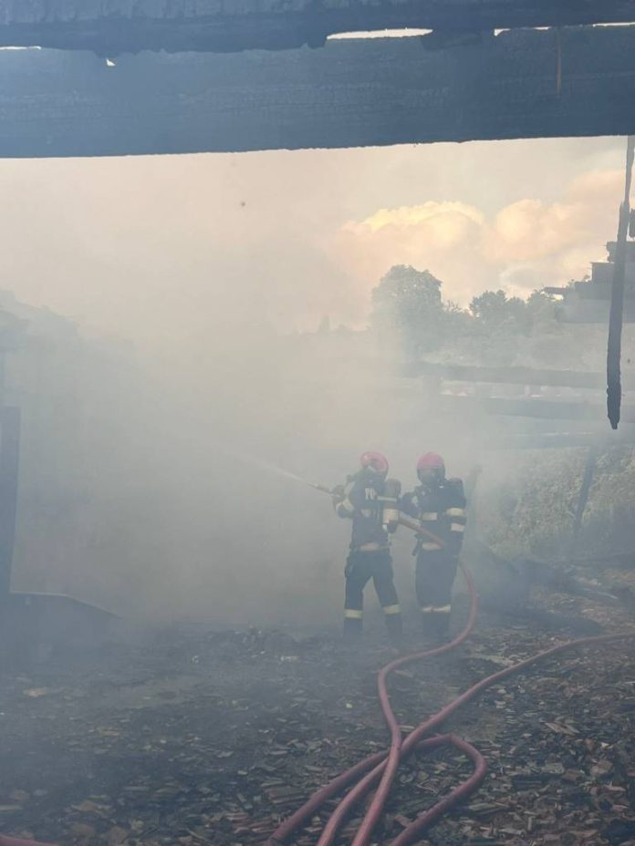 Incendiu la o casă din Bran. O femeie de 71 de ani a fost transportată la spital după ce a inhalat fum (VIDEO)