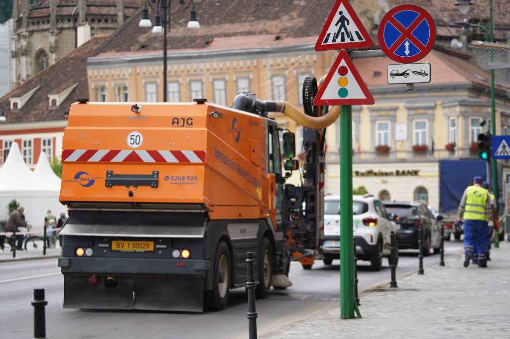 Brașov: Viiturile lovesc din nou! Intervenții de urgență la canalizare