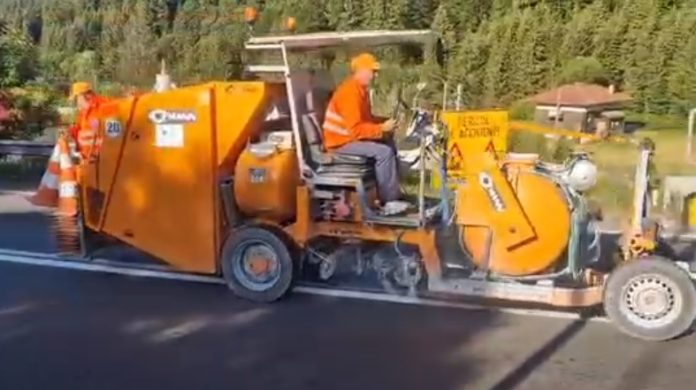 Lucrări de refacere a marcajului rutier pe DN1, în zona Timișul de Sus (VIDEO)
