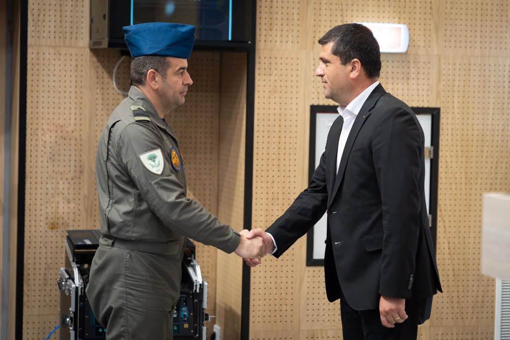 Zece militari, înaintați în grad pentru misiuni cruciale anti-dronă
