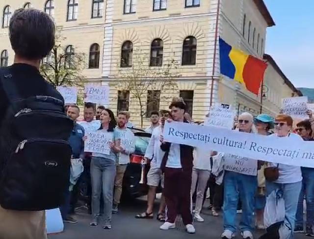 Poza pentru articolul Aproximativ 100 de angajați ai Operei Brașov au protestat la Prefectură
