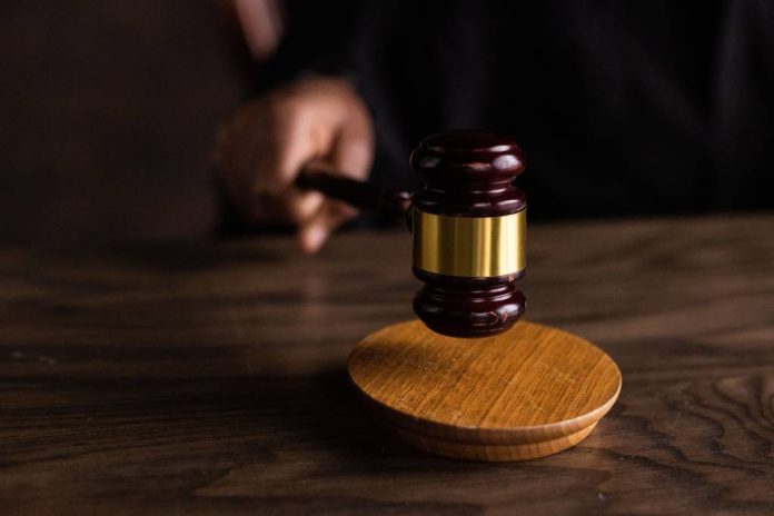 Scandal în Crizbav, pe fondul consumului de alcool. Un tânăr a fost plasat în arest la domiciliu