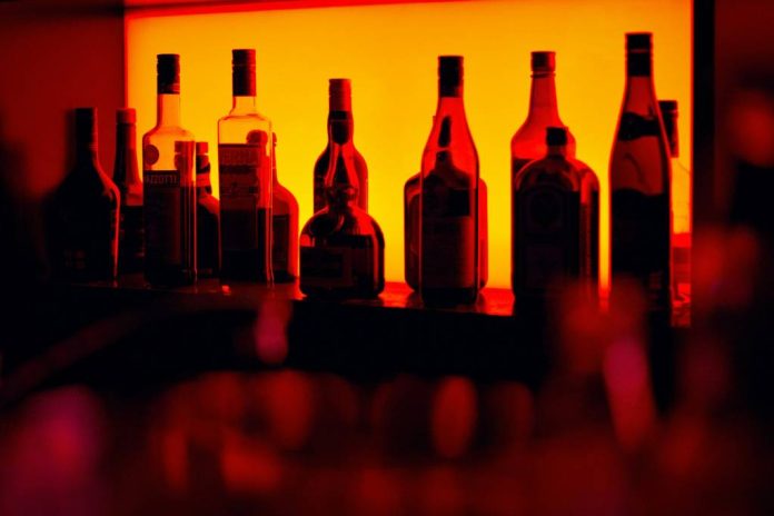 Hoț prins după două furturi consecutive la o pensiune din Șimon: a furat sticle cu băuturi alcoolice din barul exterior
