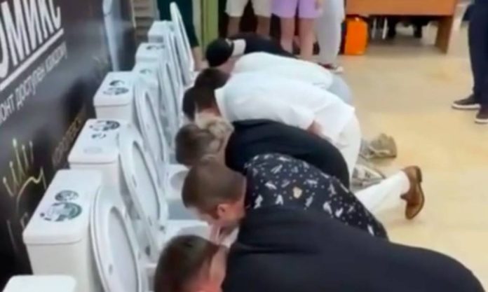 Concurs bizar în Rusia: participanții au băut din WC pentru un premiu de 100.000 de ruble