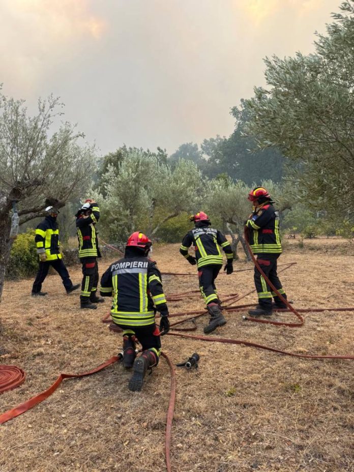 Pompierii români, apreciați în Franța după misiunile de stingere a incendiilor de pădure