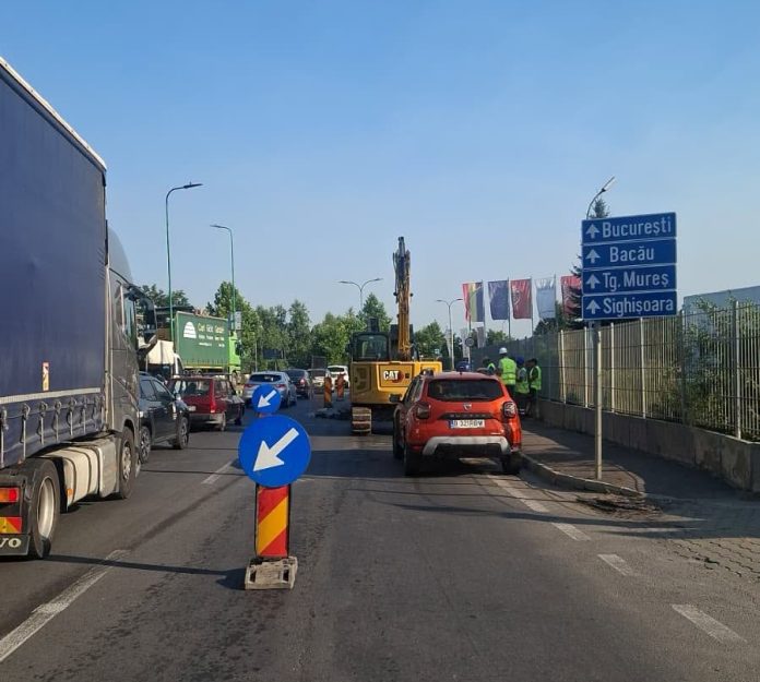 Lucrările de canalizare de pe Calea Feldioarei continuă. Trafic restricționat pe sensul către Târgu Mureș