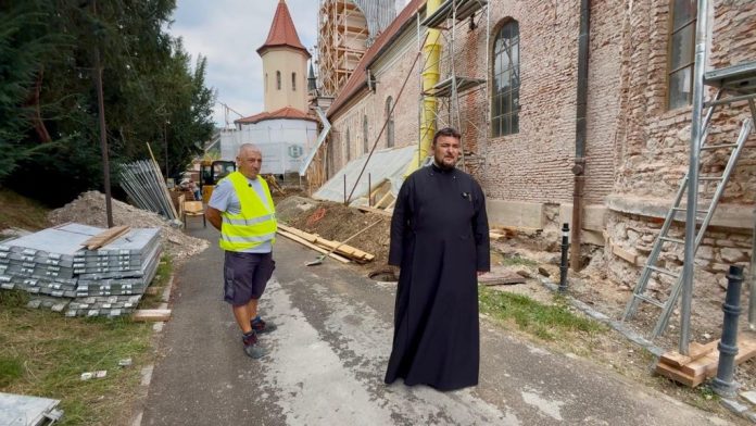 Lucrările de restaurare a Bisericii Sfântul Nicolae din Șcheii Brașovului avansează conform graficului