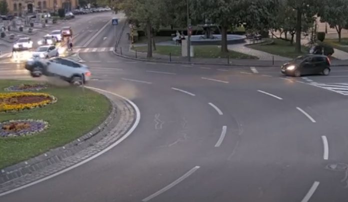 Accidentul de pe strada Mureșenilor din Brașov. A fost filmat momentul în care mașina sare peste sensul giratoriu