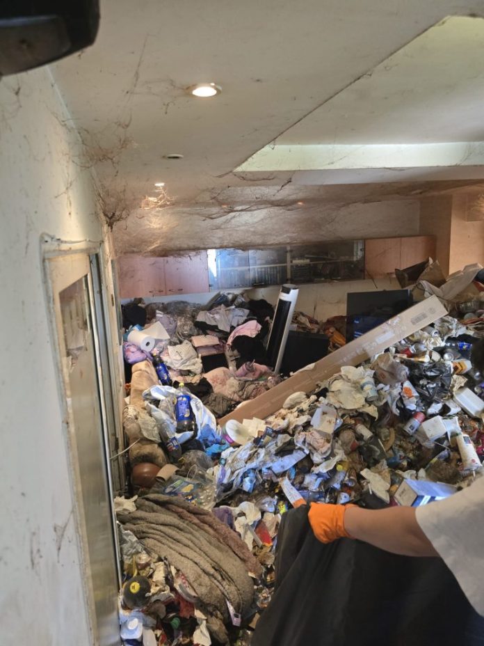Două apartamente din Brașov, golite de peste 110 metri cubi de deșeuri