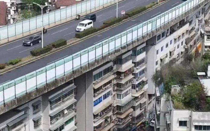 O autostradă suspendată din China trece direct pe deasupra unor blocuri de locuințe
