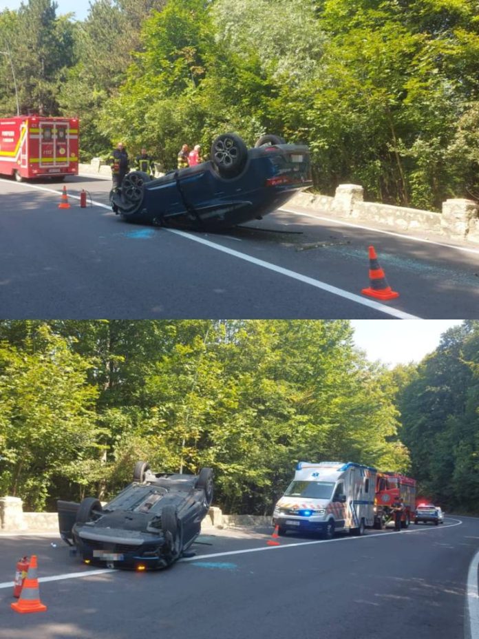 O mașină s-a răsturnat pe drumul spre Poiana Brașov. Trafic blocat