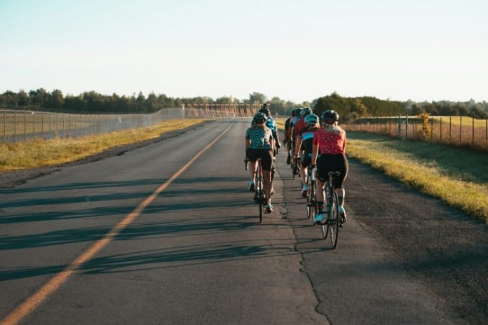 Cicliste din Turul Franței, acuzate că folosesc pernițe în sutien pentru avantaje aerodinamice