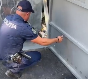 O pisică a fost salvată după ce a rămas blocată într-un spațiu de colectare a deșeurilor, la Brașov (VIDEO)