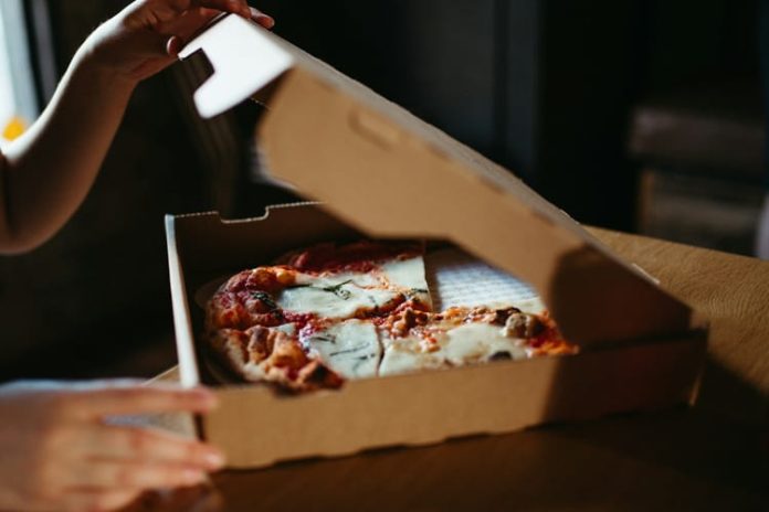 Un polonez riscă 8 ani de închisoare după ce a comandat sute de pizza la adrese aleatorii