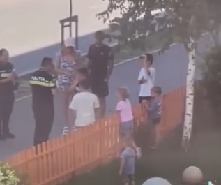 Polițiștii răsplătesc inițiativa copiilor cu limonadă în Brașov