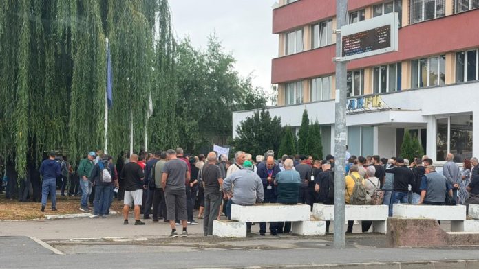 UPDATE. Grevă spontană la Carfil Brașov și Fabrica de Pulberi Făgăraș. Angajații cer plata salariilor