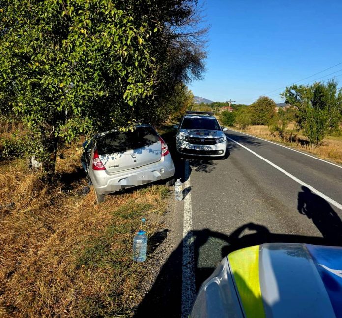 UPDATE. Accident în Pârău: Un bărbat a rămas încarcerat după ce mașina a intrat într-un copac