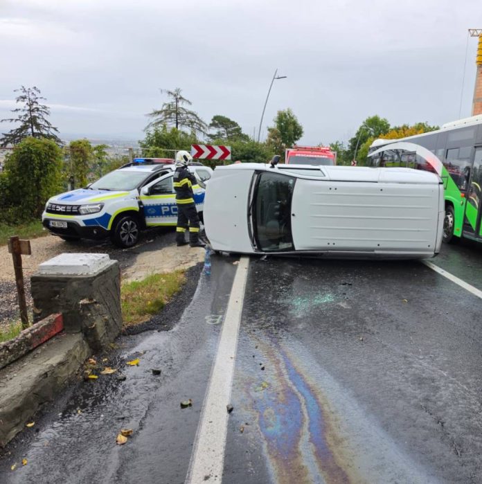 Mașină răsturnată pe DN1E, între Poiana Brașov și Brașov