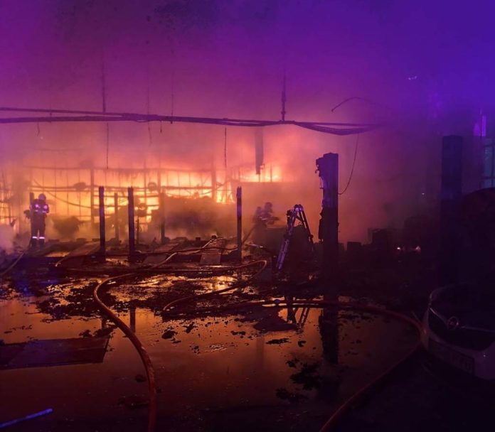 Incendiu puternic la o hală din Brașov. Au ars două service-uri auto, o stație ITP și o spălătorie (VIDEO)