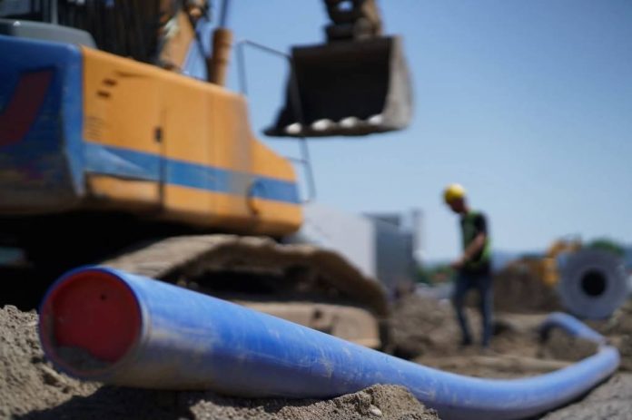 Lucrări la rețeaua de apă de pe Bulevardul Brașovului din Săcele. Termenul estimat: 30 noiembrie