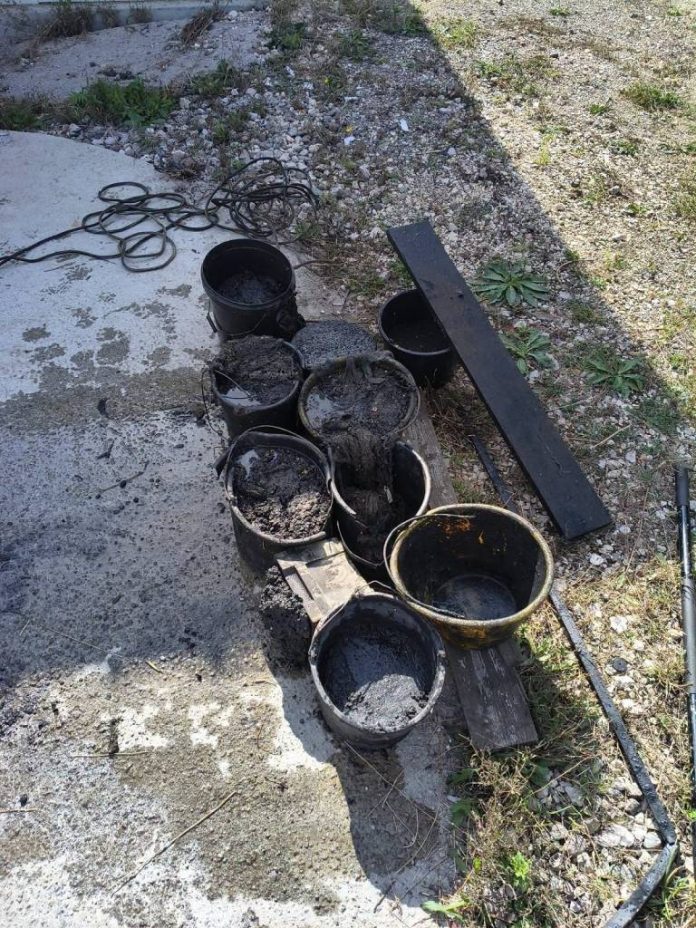 Lemne, țevi, bitum și cârpe, găsite în stația de pompare din zona CATTIA