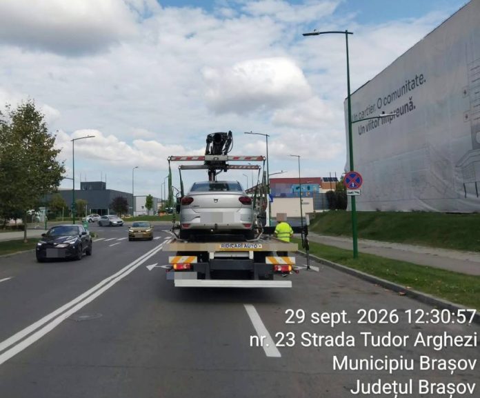 Mașinile parcate neregulamentar pe strada Tudor Arghezi din Brașov, ridicate de Poliția Locală