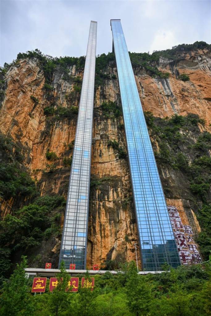 Construit în China: Ascensor exterior de 288 de metri pentru copiii care merg la școală