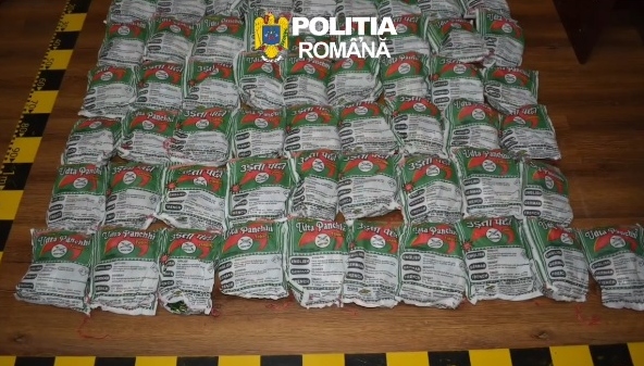 Aproape 100 de kilograme de tutun de mestecat, fără acte, descoperite în Brașov. Doi bărbați, reținuți