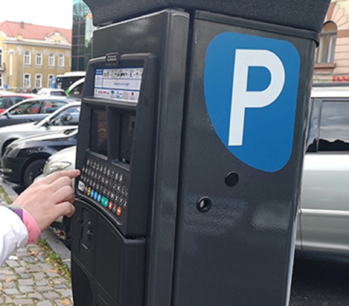 Parcarea în Brașov, mai scumpă și controlată mai strict: Taxare până la ora 22.00 și 10 lei pe oră în weekend
