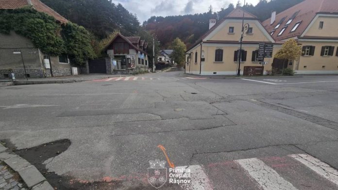 Încep lucrările de asfaltare în intersecția DN1E cu străzile I.L. Caragiale și Cetății din Râșnov