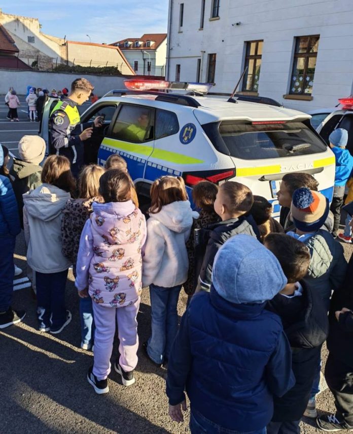 Polițiștii brașoveni au mers în școlile din județ, în cadrul Săptămânii „Școala Altfel”. Peste 300 de elevi au învățat despre siguranța rutieră și online