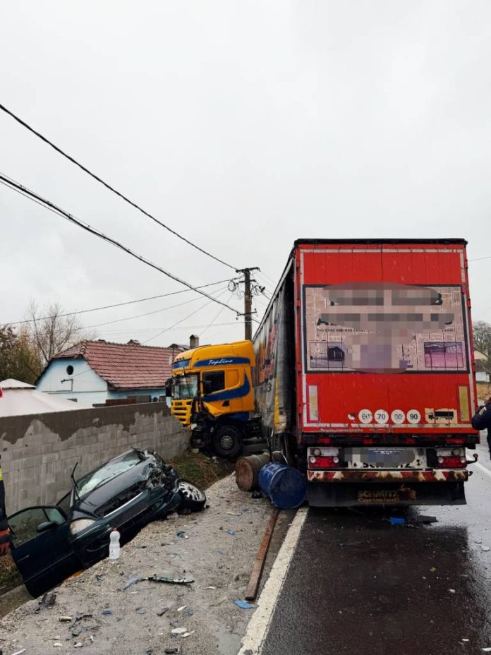 Accident grav pe DN13, la Rotbav. Trei persoane au fost rănite
