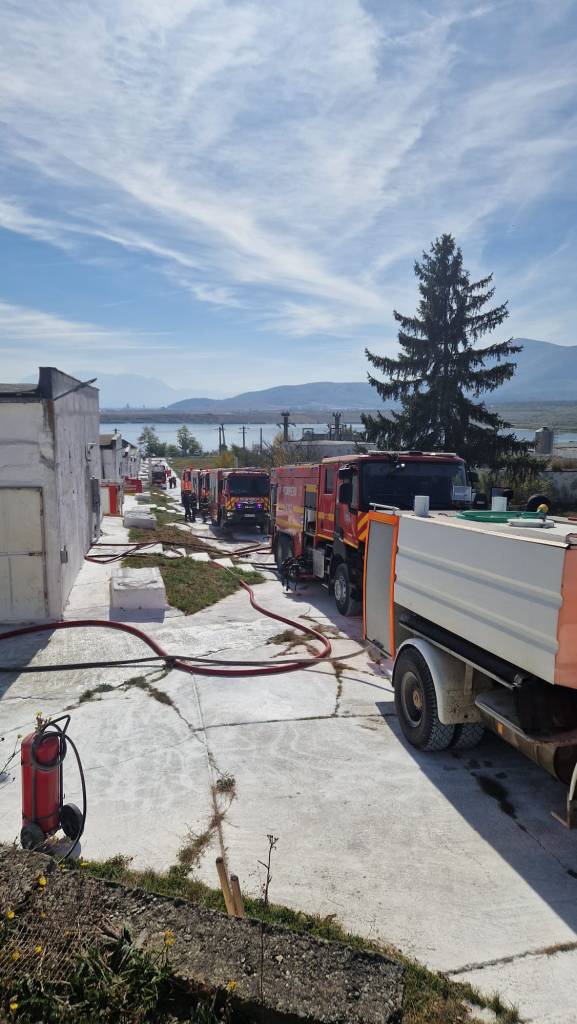 Incendiu la o fermă din Dumbrăvița. O hală cu paie a fost cuprinsă de flăcări